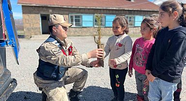 Jandarma ve öğrencilerden fidan dikme etkinliği