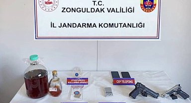 Jandarmanın operasyonunda uyuşturucu, sahte içki ve silah ele geçirildi