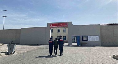Kaçakçılık suçundan aranan şahsı jandarma yakaladı