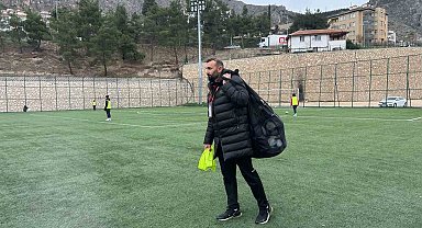 Kadın futbol takımının hem başkanı hem antrenörü hem de malzemecisi