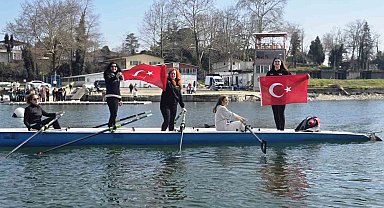 Kadın gazeteciler 8 Mart etkinliğinde kürek çekti