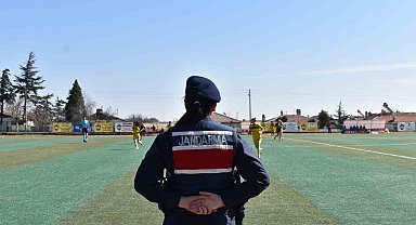 Kadın jandarma, kadın futbol takımının maçında güvenliği sağlayıp bilgilendirdi