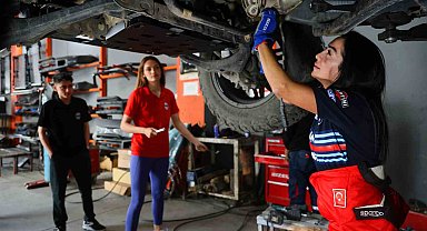 Kadın off-road pilotu, pistlerin tozunu attırıyor
