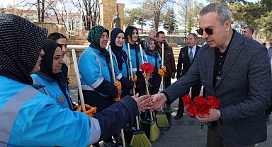 Kadın temizlik görevlileri karanfillerle işbaşı yaptı