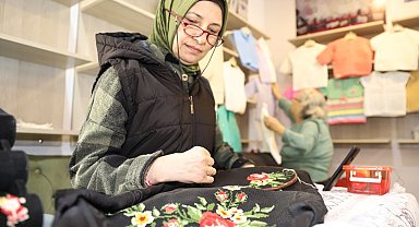 Kadının gücü: Tek eliyle ilmek ilmek işliyor