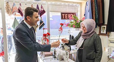 Kadınlara karanfil dağıtıldı