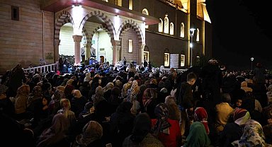 Kadir Gecesi'nde Abdülhamit Han Camii doldu taştı