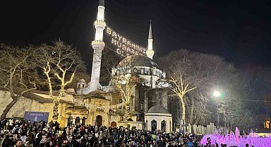 Kadir Gecesi'nde binlerce vatandaş Eyüpsultan Camii'ne akın etti