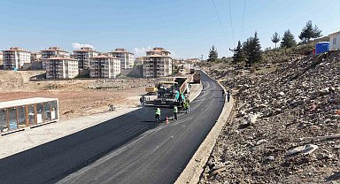 Kahramanmaraş Büyükşehir Belediyesi, Türkoğlu'nda yolları yeniliyor