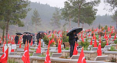 Kahramanmaraş deprem mezarlığında hüzünlü bayram