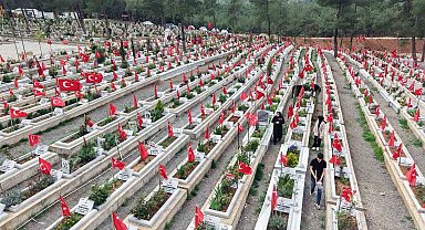 Kahramanmaraş'ta deprem şehitleri mezarlığında genel temizlik yapıldı