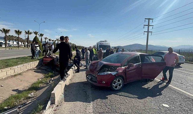 Kahramanmaraş'ta iki otomobil kafa kafaya çarpıştı: 1'i ağır 6 yaralı