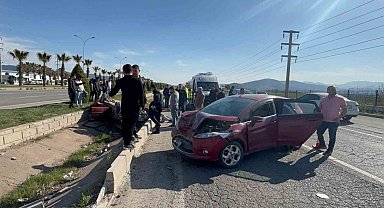 Kahramanmaraş'ta iki otomobil kafa kafaya çarpıştı: 1'i ağır 6 yaralı