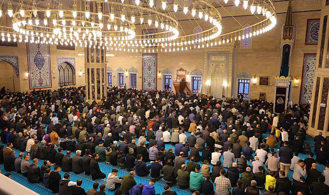 Kahramanmaraş'ta Ramazan Bayramı coşkusu: Binlerce kişi Abdülhamid Han Camii'nde bayram namazı kıldı