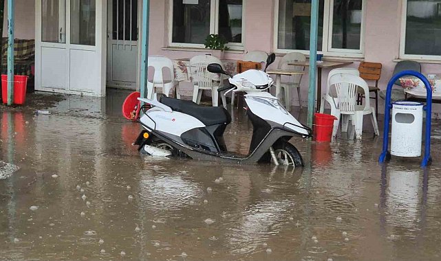 Kahvehaneyi su bastı, vatandaşlar sandalyelerle kurtuldu