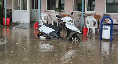 Kahvehaneyi su bastı, vatandaşlar sandalyelerle kurtuldu