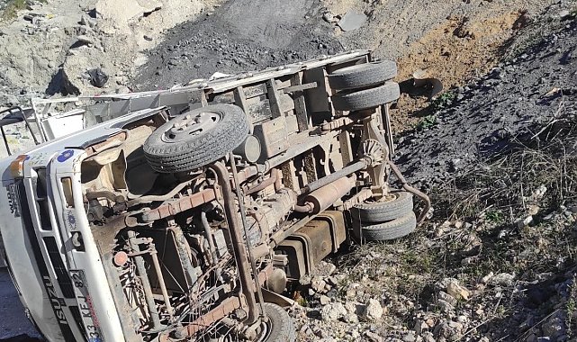 Kamyonet şarampole devrildi: 3 yaralı