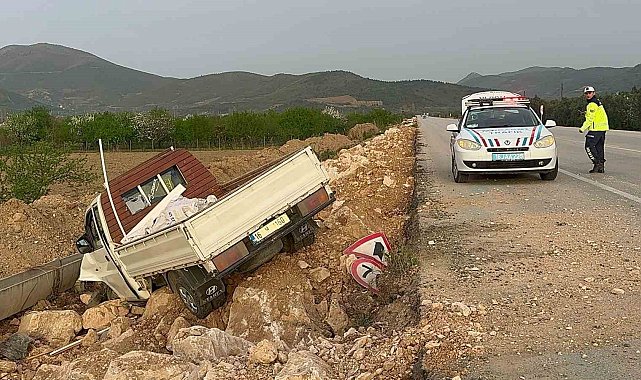 Kamyonet şarampole uçtu : 1 yaralı