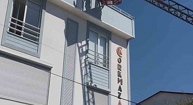 Kaplama yapmak için çıktığı çatıda mahsur kaldı