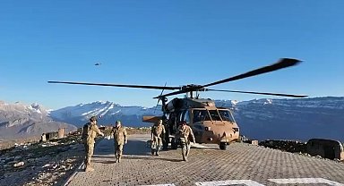 Kara Kuvvetleri Komutanı Orgeneral Bayraktaroğlu, sınırdaki Mehmetçikle iftar açtı