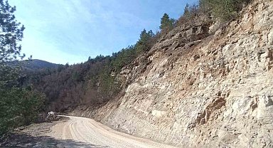 Karabük'te heyelanda kapanan köy yolu ulaşıma açıldı