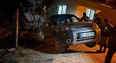 Karacaören Barajı'nda kaçak avcılara suçüstü: Kaçarken araçlarında mahsur kalıp yakalandılar