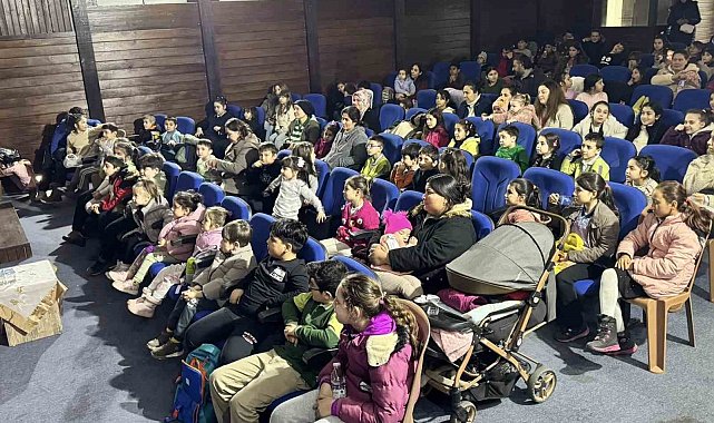 Karacasulu çocuklar, Büyükşehir'in tiyatrosuyla eğlendi
