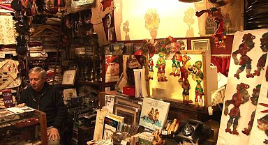 Karagöz ve Hacivat'a ömrünü adadı, gölge oyunlarını gelecek nesillere aktarıyor