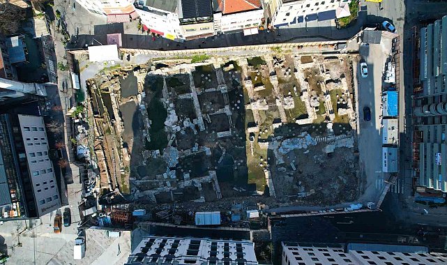 Karaköy'de otopark çalışmaları sırasında bulunan tarihi kalıntılar gün yüzüne çıkıyor