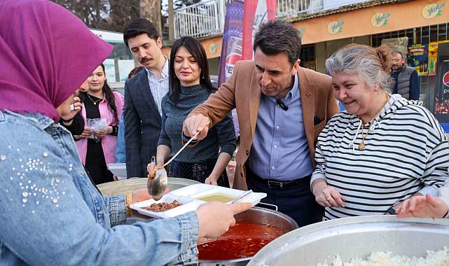 Karaköy'de vatandaşlarla bir araya geldi