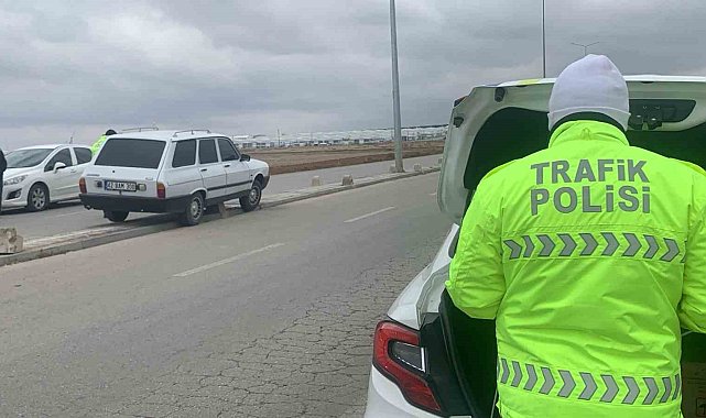 Karaman'da orta refüje çıkan otomobilin sürücüsü yaralandı