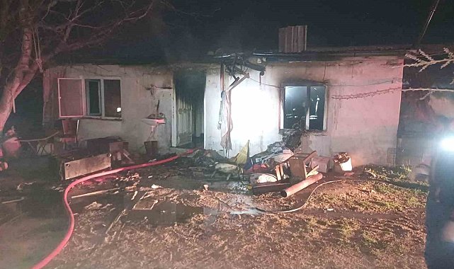 Karaman'da sobadan sıçrayan kıvılcım evi yaktı