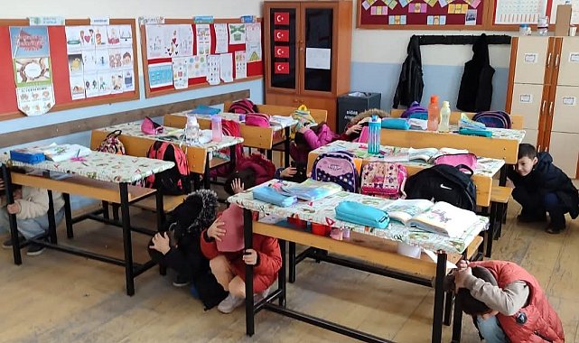 Karapınar'da ilkokul öğrencileri deprem tatbikatı gerçekleştirdi