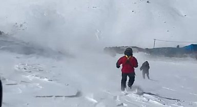 Kardan mahsur kalan adam helikopterle kurtarıldı