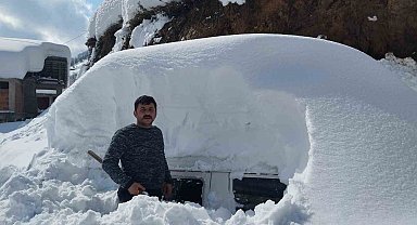 Karla kaplı bahçesinde arabasını bulmak için saatlerce uğraştı