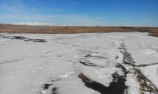 Kars Barajı Gölü'nde buzlar çözülmeye başladı