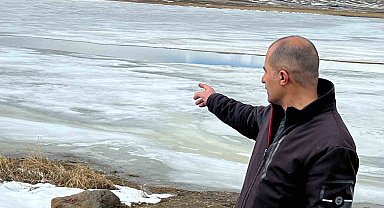 Kars Çıldır Gölü'ndeki buzlar çözülmeye başladı