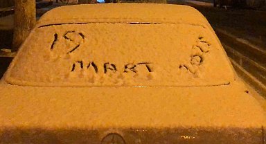 Kars'a Mart ayında lapa lapa kar yağdı