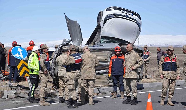 Kars'ta araçlar adeta birbirine yapıştı