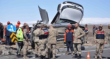 Kars'ta araçlar adeta birbirine yapıştı
