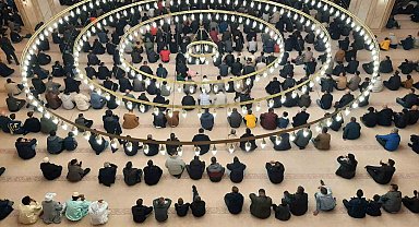 Kars'ta bayram namazında camilere akın