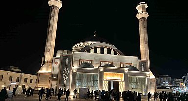 Kars'ta Kadir Gecesi'nde camiler doldu taştı