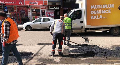 Kars'ta karayolları ekiplerinden asfalt yama çalışması