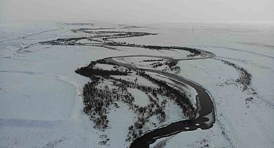 Kars'ta karla kaplı menderesler ve köyler havadan görüntülendi