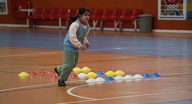Kars'ta kız çocukları futbol oynayacak