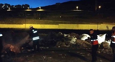 Kars'ta seyir halindeki kamyonette yangın