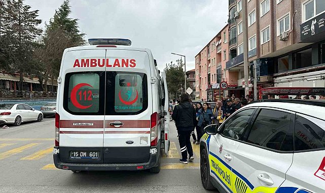 Karşıya geçmek isterken otomobilin çarptığı yaya yaralandı