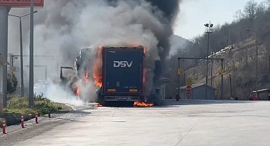 Karton yüklü tır, Karayolları Denetleme İstasyonu'nda alevlere teslim oldu