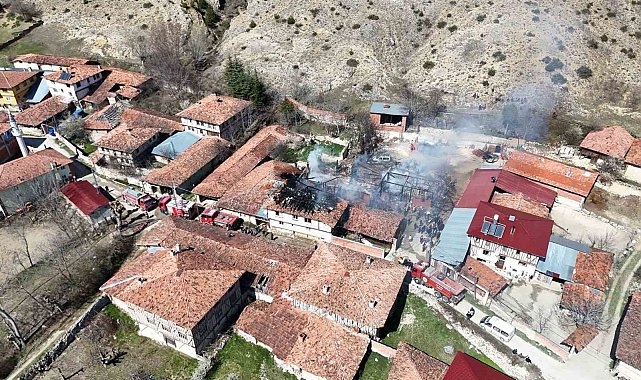 Kastamonu'da çıkan yangında 2 ev, 1 araç yandı