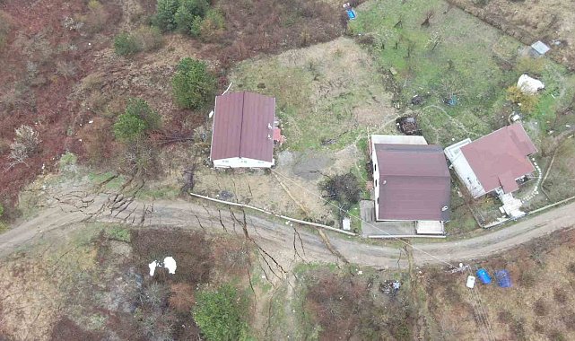 Kastamonu'da heyelan sebebiyle duvarlarında çatlaklar oluşan iki ev tahliye edildi, yol çöktü